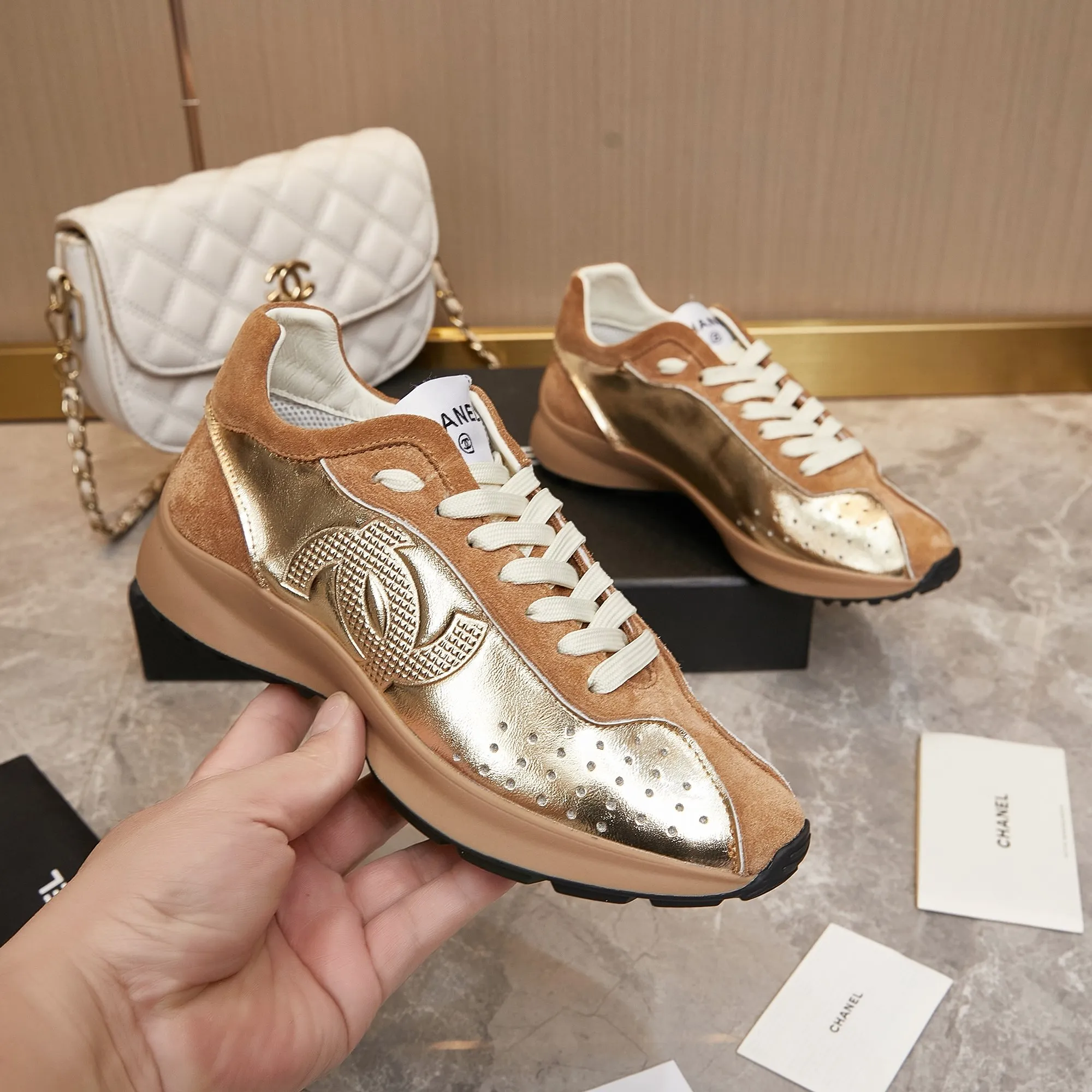 👟👟Ex-factory price 560👟👟 Chanel Grandma 2024 counter top casual sports shoes This classic design; the upper is electro-embroidered with a variety of techniques; the outsole is fashionable and sporty; it is unusual to incorporate a variety of color matching elements... The diversified mix and match is very good-looking and versatile, casual, fashionable, sports and outdoor can be taken into account... ꫛꫀꪝ Go➫ Material: ❶Upper is made of: Original imported high silk cow suede + small fragrance fabric ❷Inner lining: original imported breathable sheepskin lining ❸Outsole based on: original TPU combination outsole Special counter boutique packaging complete set for women 35–41